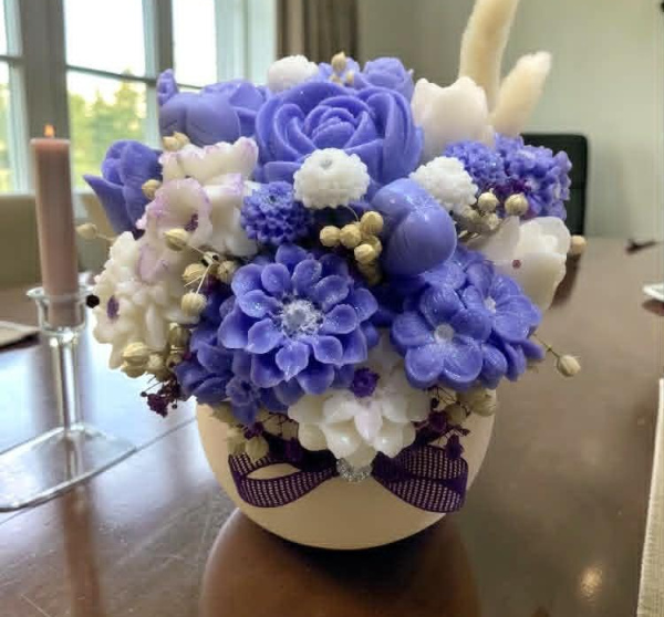 Luxury Purple Blossom – Σύνθεση με Κεριά Σόγιας σε Κεραμικό κασπό
